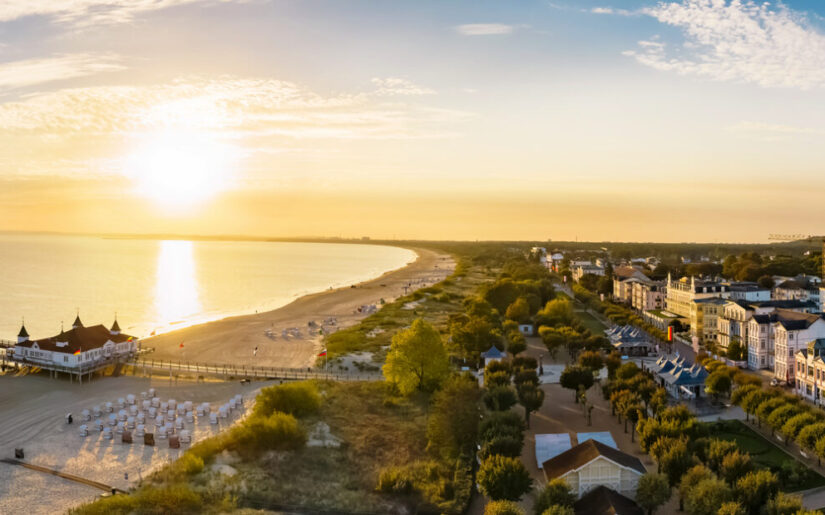 Sonnenaufgang über der Seebrücke Ahlbeck auf der Insel Usedom an der Ostsee.