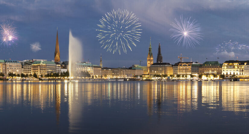 Feuerwerk über der Hamburger Binnenalster mit festlich beleuchteter Skyline.