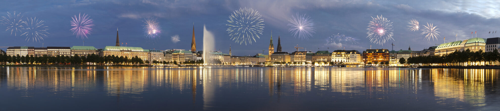 Feuerwerk über der Hamburger Binnenalster mit festlich beleuchteter Skyline.