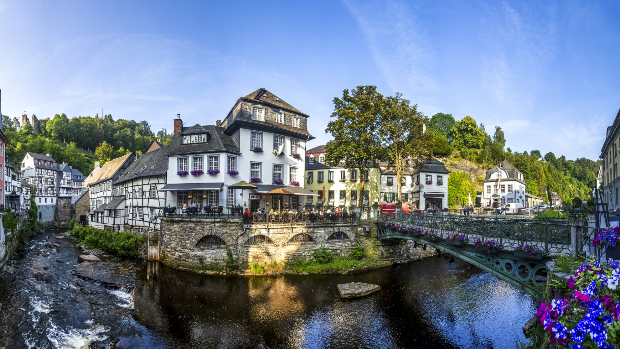 Fachwerkidylle in Monschau – romantische Altstadt in der Eifel mit Fachwerkhäusern am Ufer der Rur