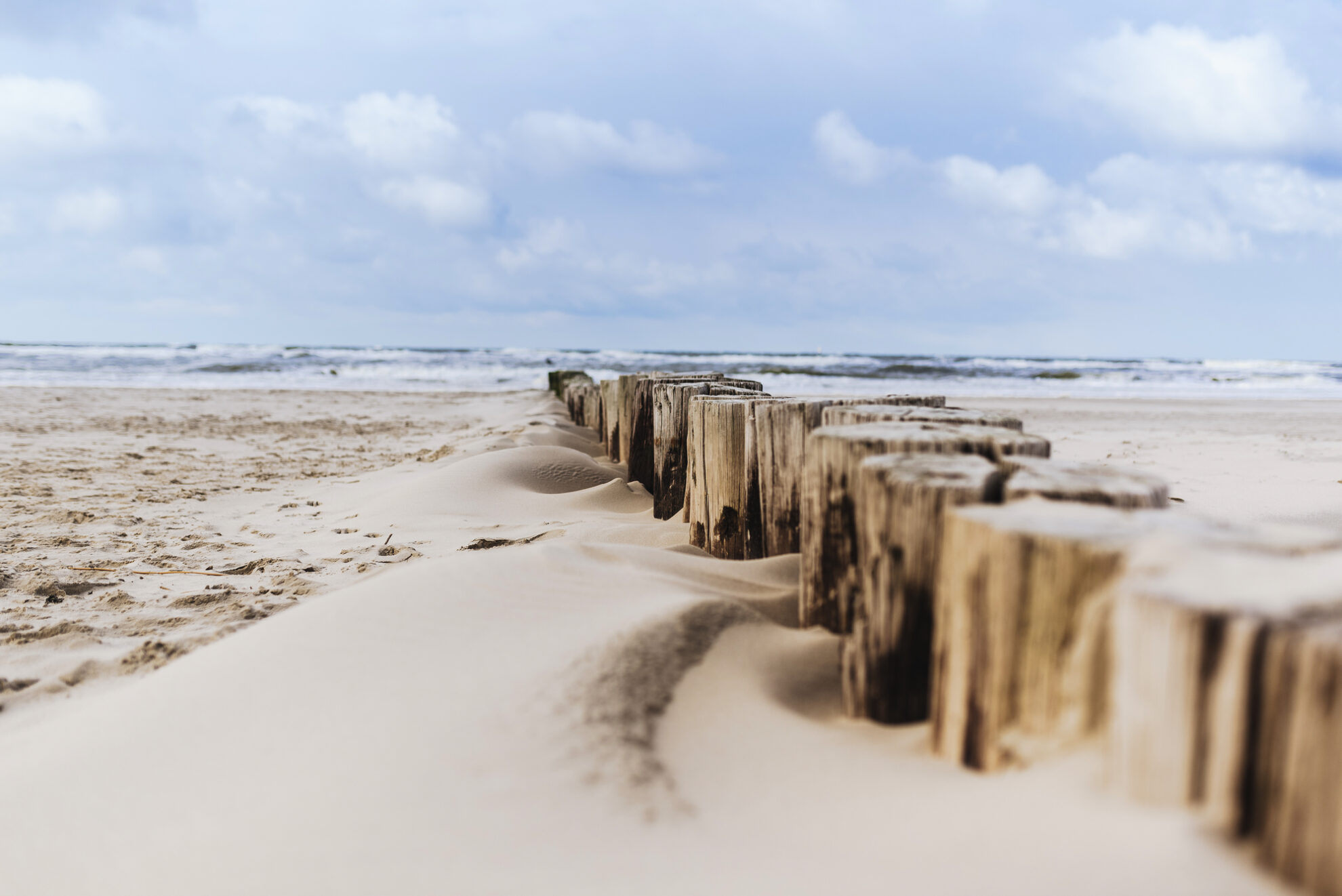 Holzbuhnen am Strand von Wangerooge – Nordseeinsel mit feinem Sandstrand und Meerblick.