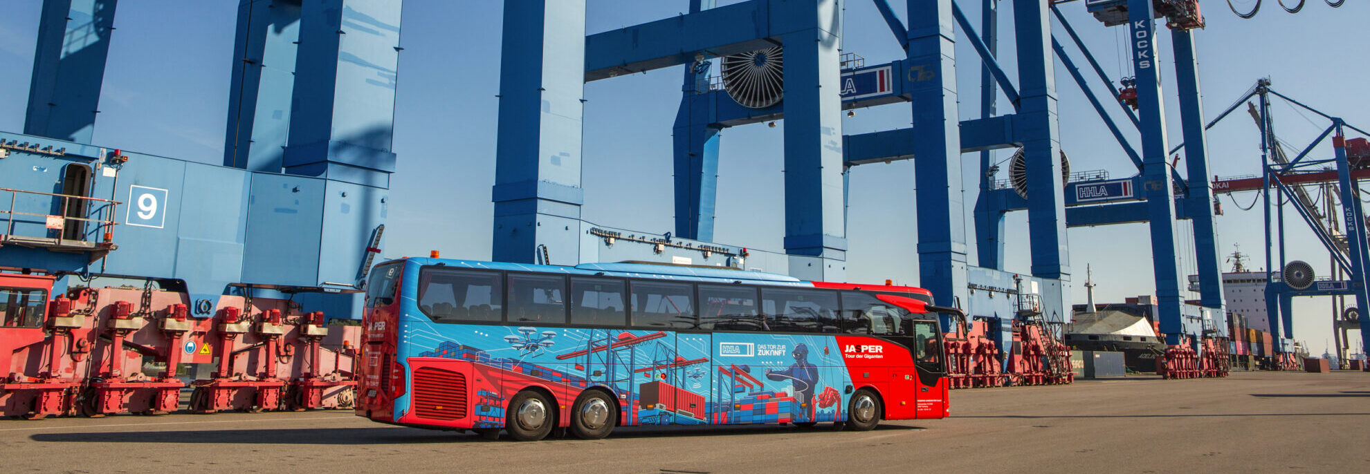 Reisebus am Hamburger Hafen vor Containerkränen – Entdeckungstour durch das Tor zur Welt mit Hafenrundfahrt und maritimen Eindrücken.