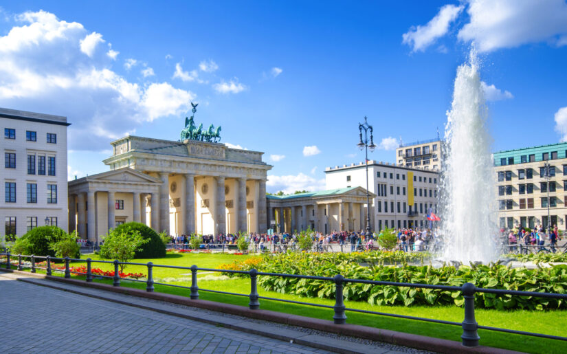 Brandenburger Tor in Berlin – historisches Wahrzeichen bei Sonnenschein mit Springbrunnen