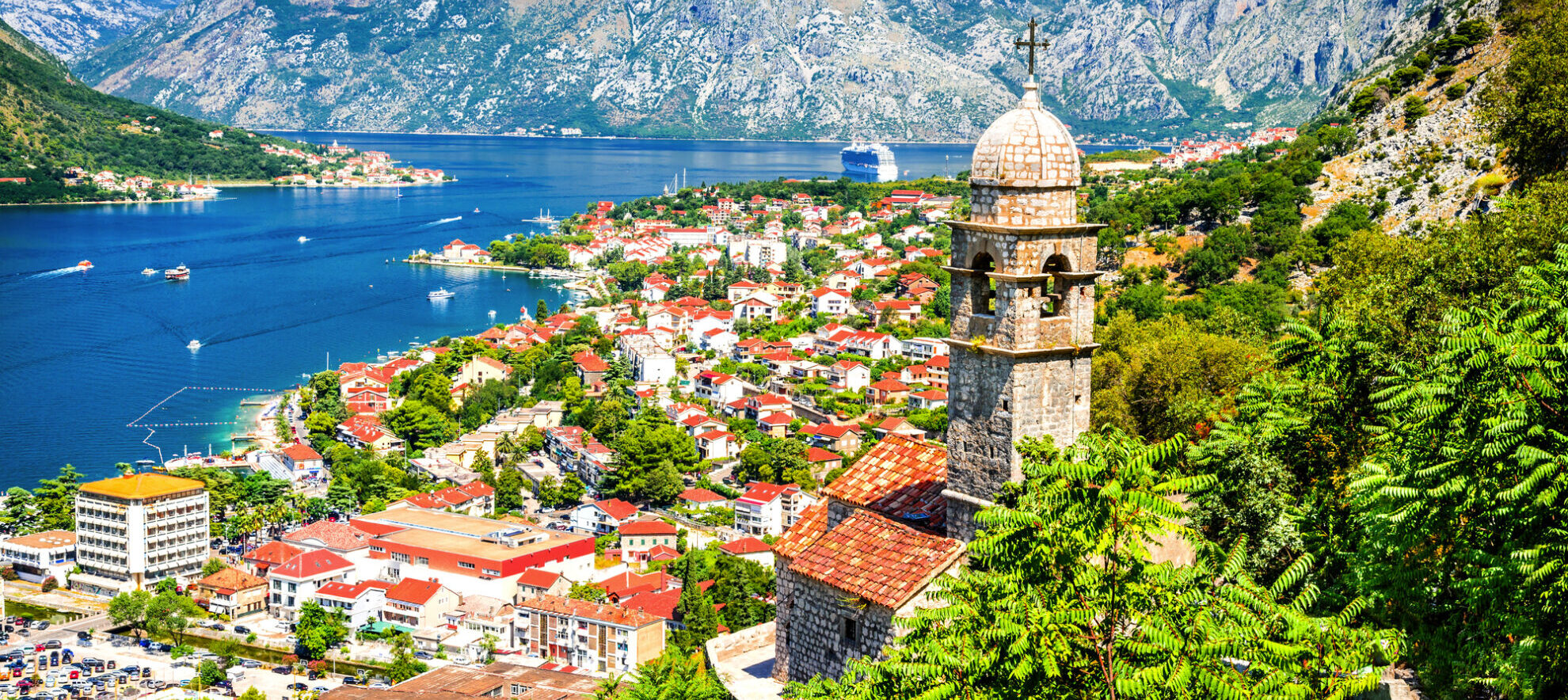 Blick auf die Bucht von Kotor in Montenegro – historische Altstadt mit Bergen und Adria-Panorama.