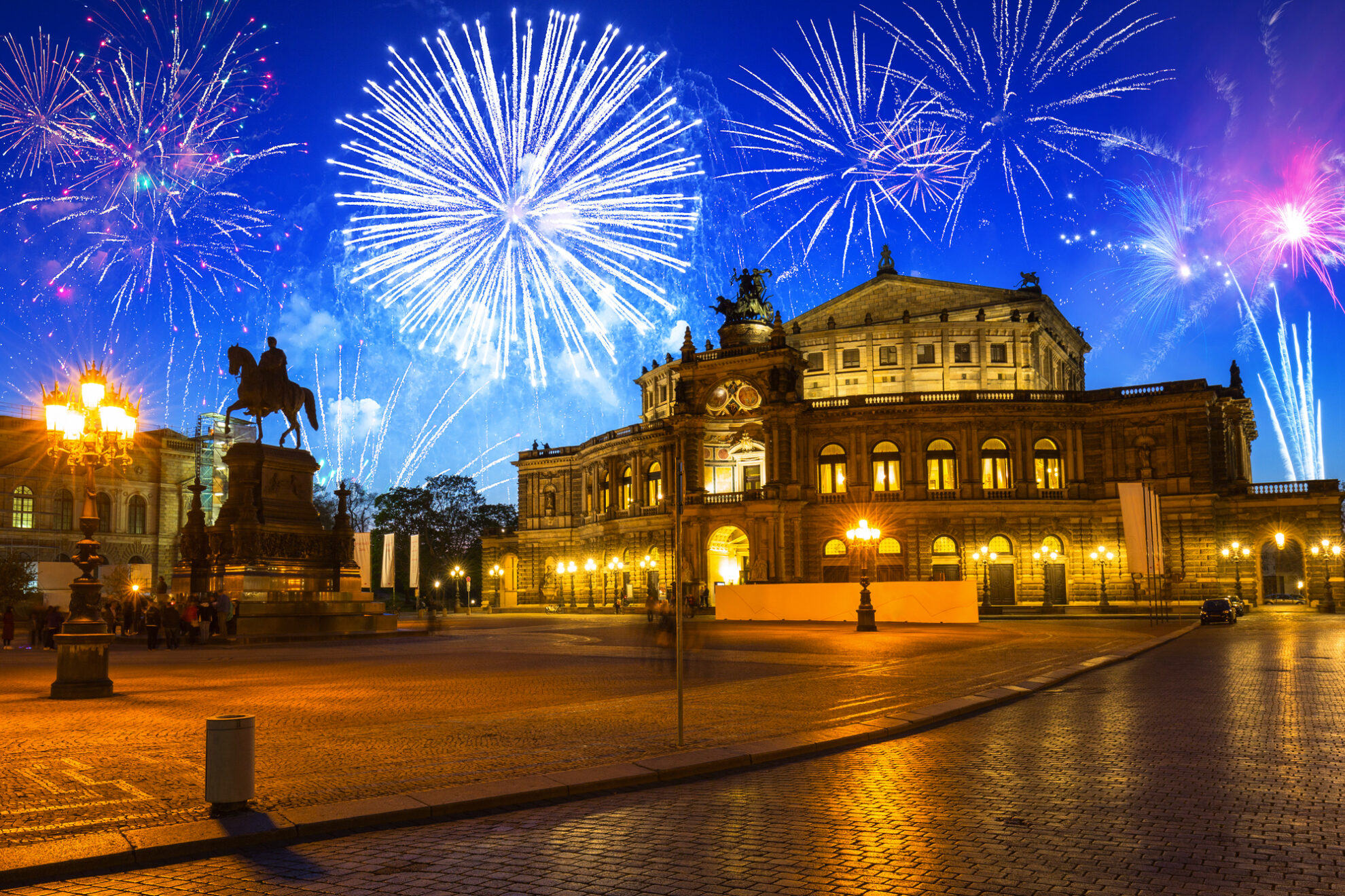 Feuerwerk über der Semperoper Dresden – festliche Atmosphäre in der barocken Kulturstadt