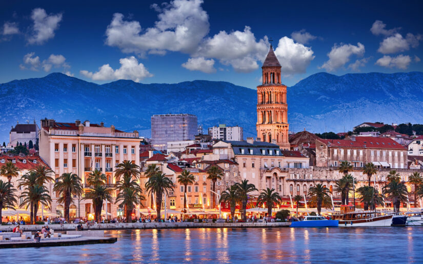 Abendstimmung an der Uferpromenade Riva in Split, Kroatien, mit Blick auf den Diokletianpalast.