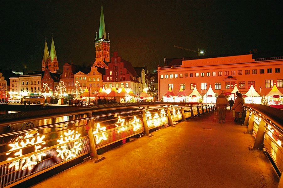 Weihnachtsmarkt in Lübeck – festlich beleuchtete Altstadt mit Lichterglanz und historischen Gebäuden.