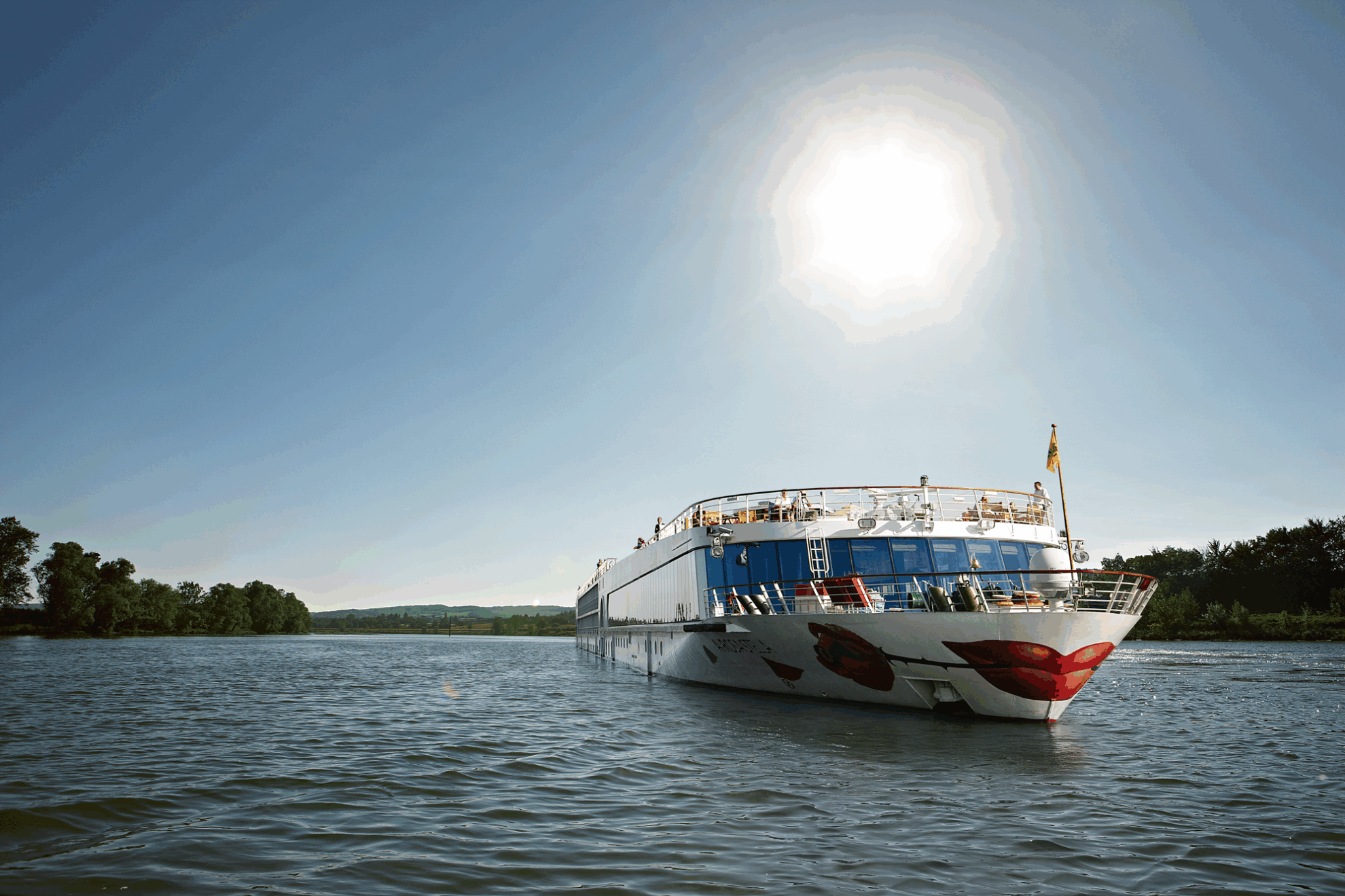 A-ROSA Flussschiff auf der Donau – Sonnendeck mit Panoramablick und entspanntem Kreuzfahrterlebnis.