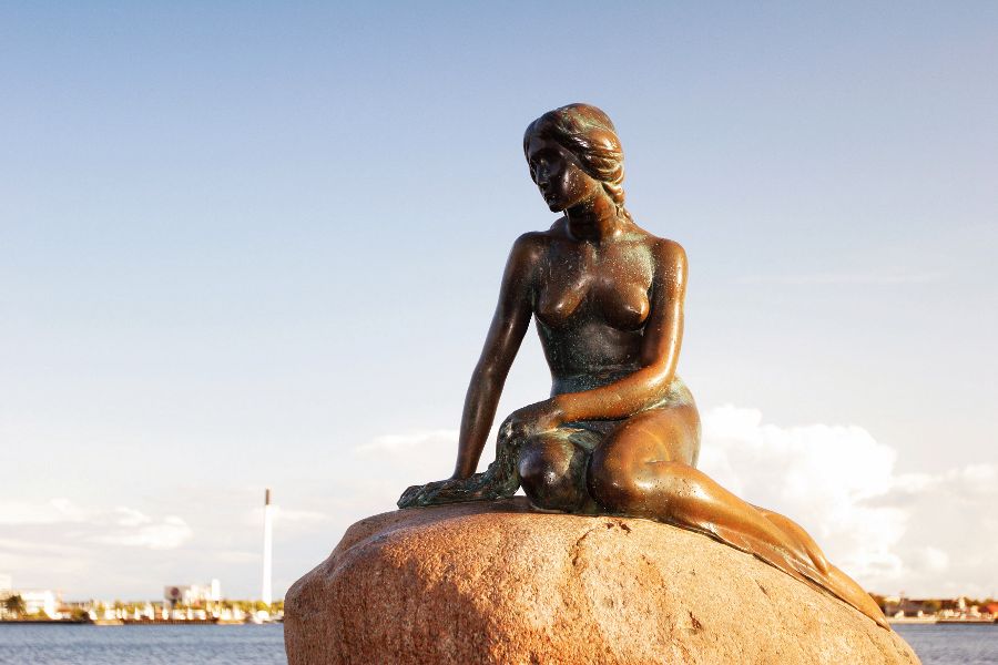 Die Kleine Meerjungfrau in Kopenhagen – berühmte Statue und Wahrzeichen Dänemarks am Hafen