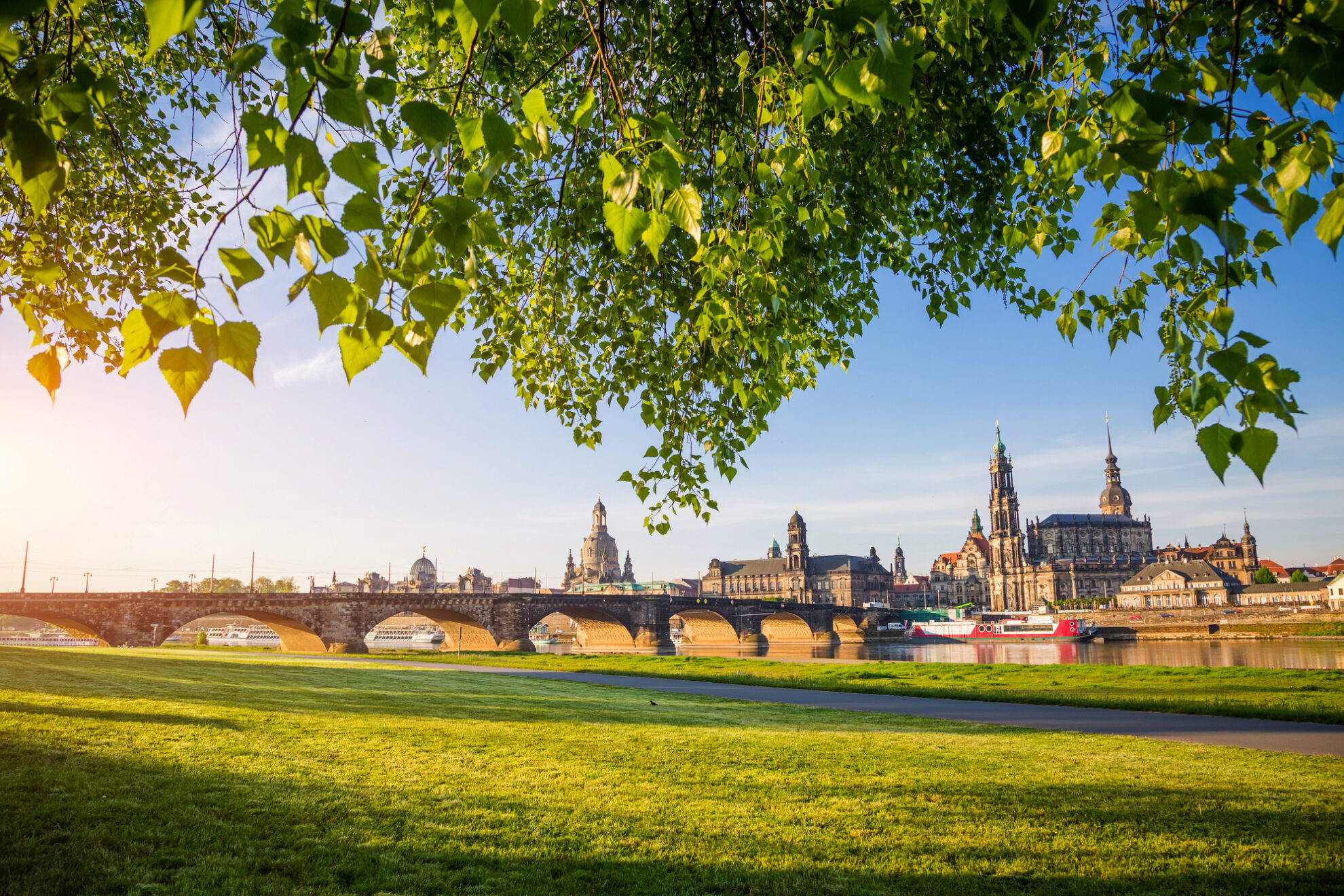 Blick auf die Altstadt von Dresden mit Frauenkirche und Elbe – Kulturstadt in Sachsen