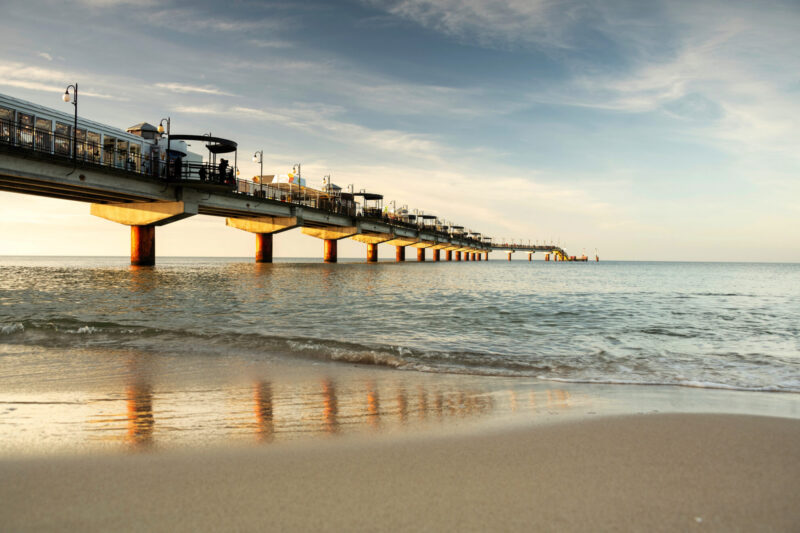 Seebrücke von Misdroy in Polen – beliebtes Wahrzeichen an der Ostseeküste mit Blick auf das Meer.