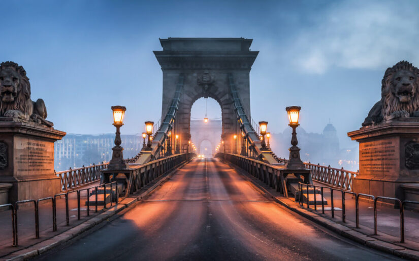 Die berühmte Kettenbrücke in Budapest bei Nebel und Morgenlicht