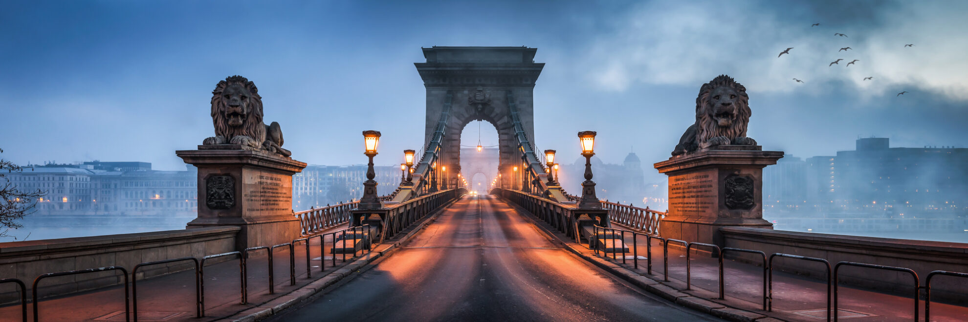 Die berühmte Kettenbrücke in Budapest bei Nebel und Morgenlicht