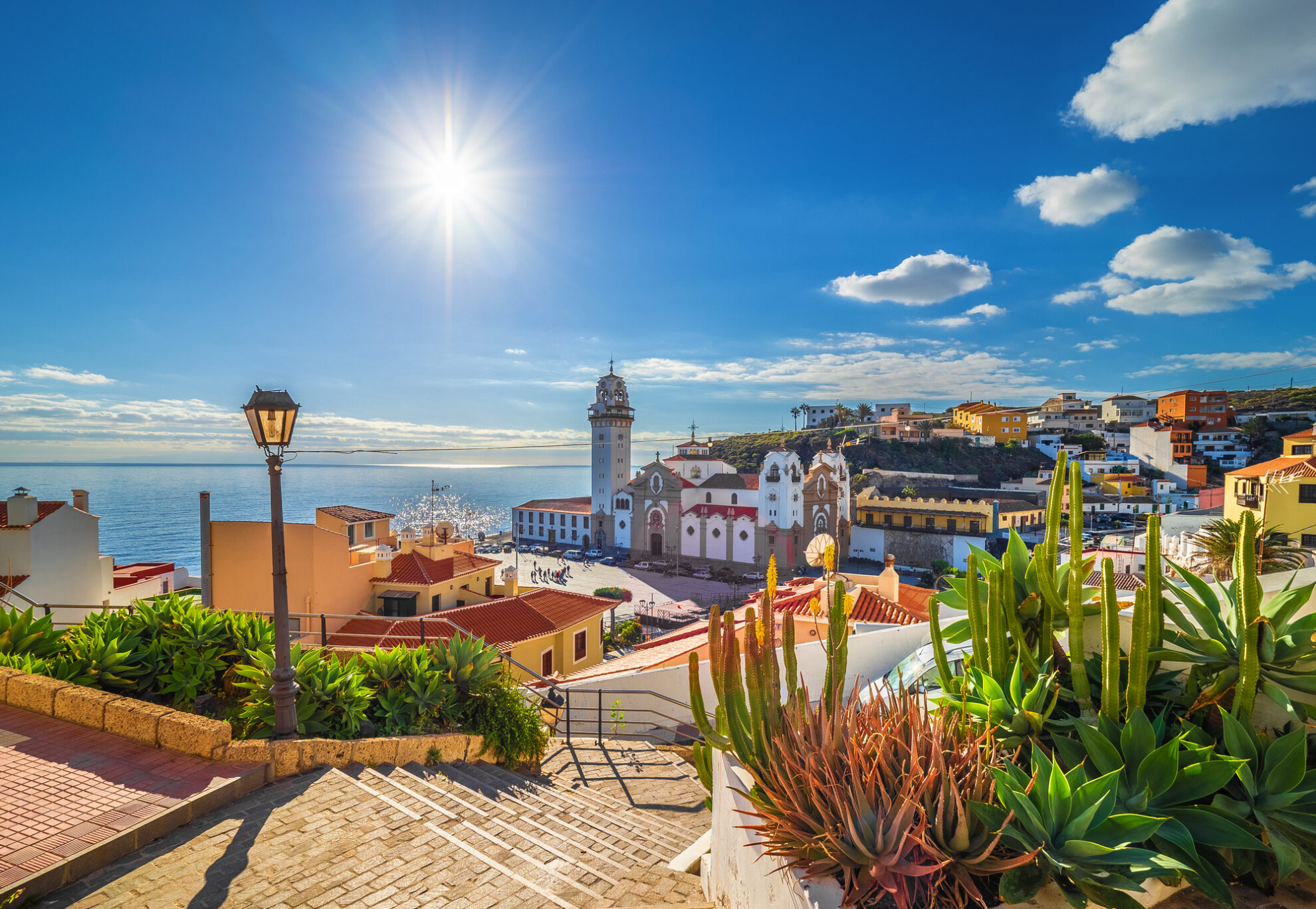 Die Basilika von Candelaria auf Teneriffa liegt direkt am Atlantik und gilt als wichtigstes Pilgerziel der Kanarischen Inseln. Umgeben von farbenfrohen Häusern und mediterranem Flair ist sie ein Highlight jeder Teneriffa-Reise.
