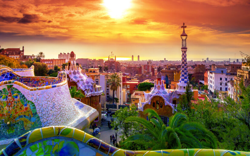 Sonnenuntergang über dem Park Güell in Barcelona mit Blick auf die Stadt