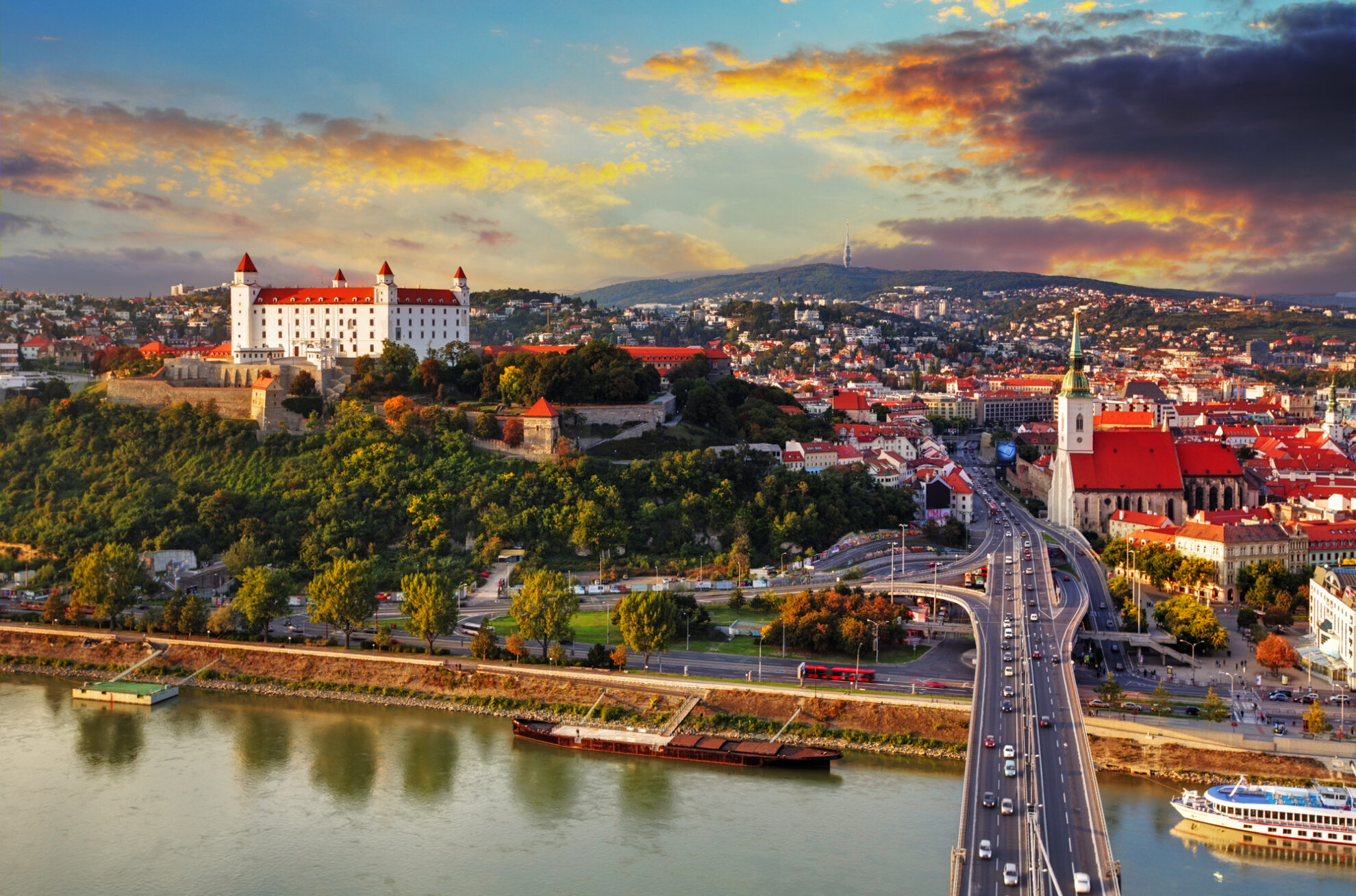 Blick auf die Burg Bratislava und die Altstadt an der Donau in der Slowakei