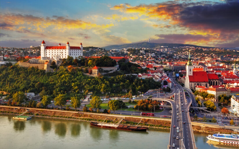 Blick auf die Burg Bratislava und die Altstadt an der Donau in der Slowakei