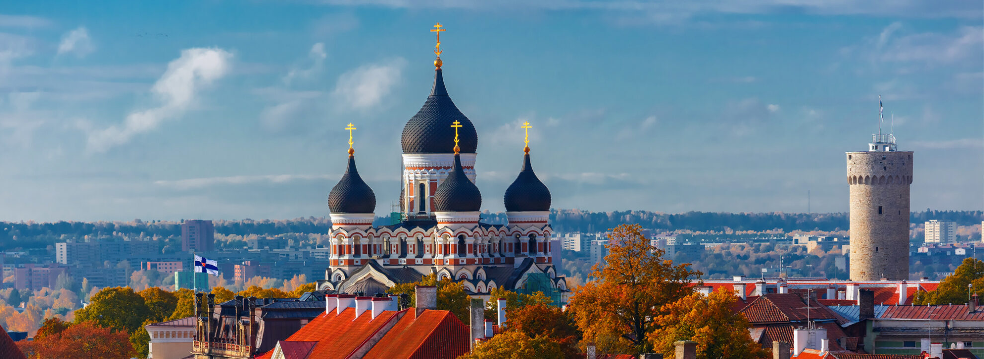 Altstadt von Tallinn mit der Alexander-Newski-Kathedrale – farbenfrohe Häuser und historisches Stadtpanorama in Estland.
