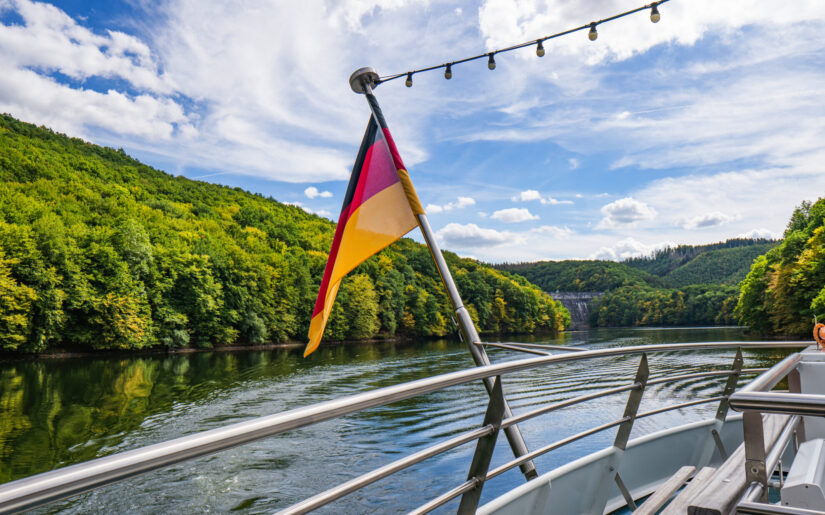 Bootsfahrt auf dem Edersee mit Blick auf die Staumauer – Naturparadies im Waldecker Land, Hessen