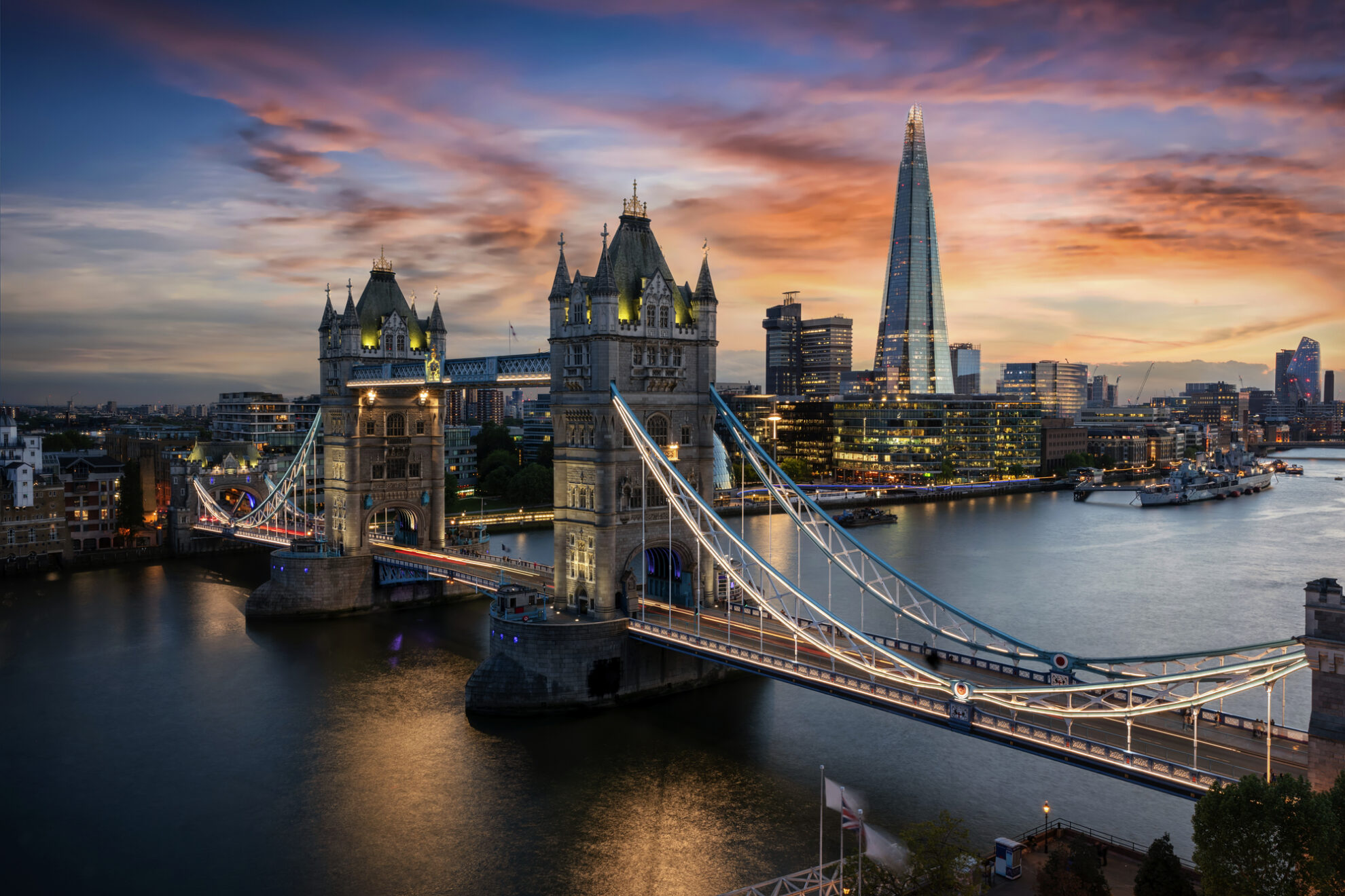 Tower Bridge in London bei Sonnenuntergang mit Blick auf The Shard