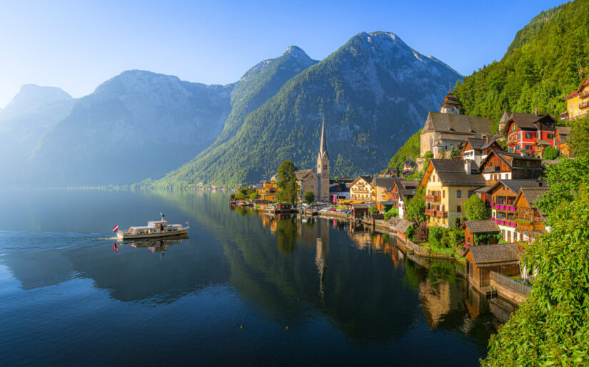Hallstatt in Österreich – malerisches Alpenpanorama am Hallstätter See.