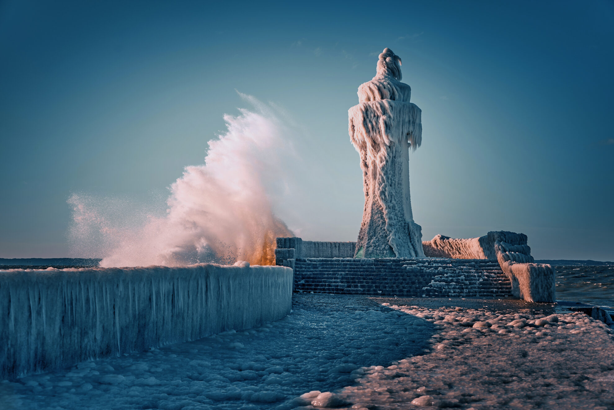 Winter am Leuchtturm von Rügen – vereister Küstenbereich mit Wellen und spektakulärer Naturkulisse.