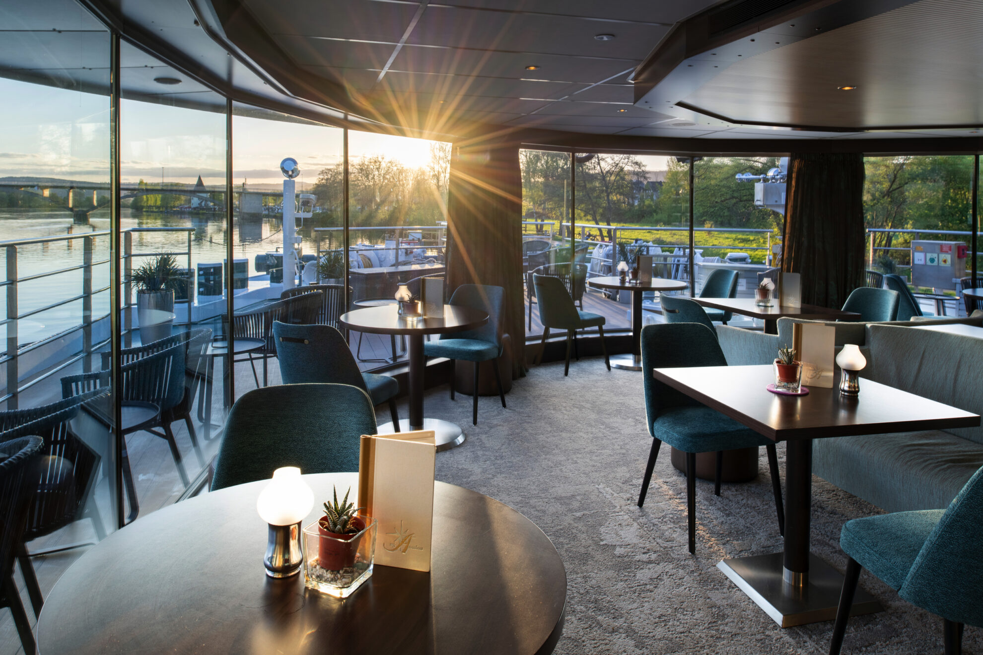 Moderne Lounge der MS Elegant by Amadeus – stilvolle Flusskreuzfahrten mit Panoramablick und Komfort
