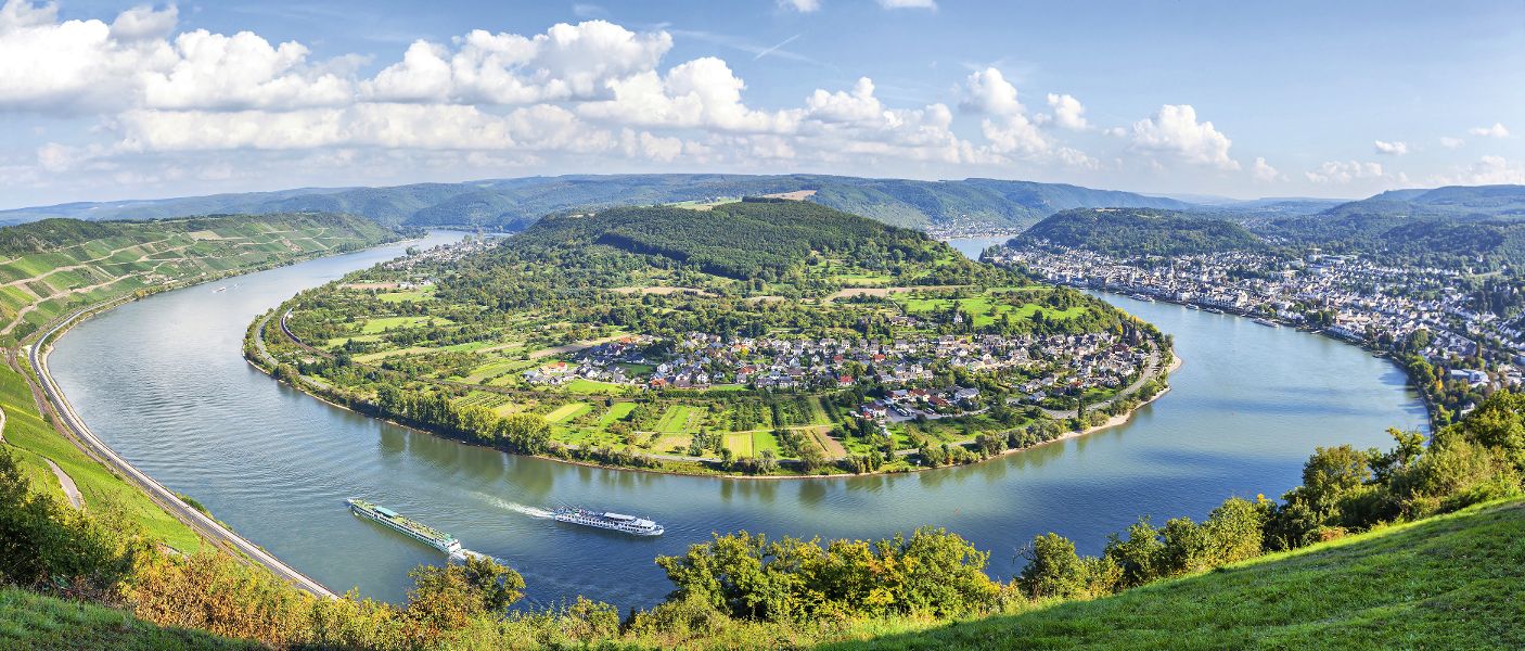 Atemberaubender Blick auf die Rheinschleife bei Boppard mit Weinbergen und vorbeifahrendem Kreuzfahrtschiff
