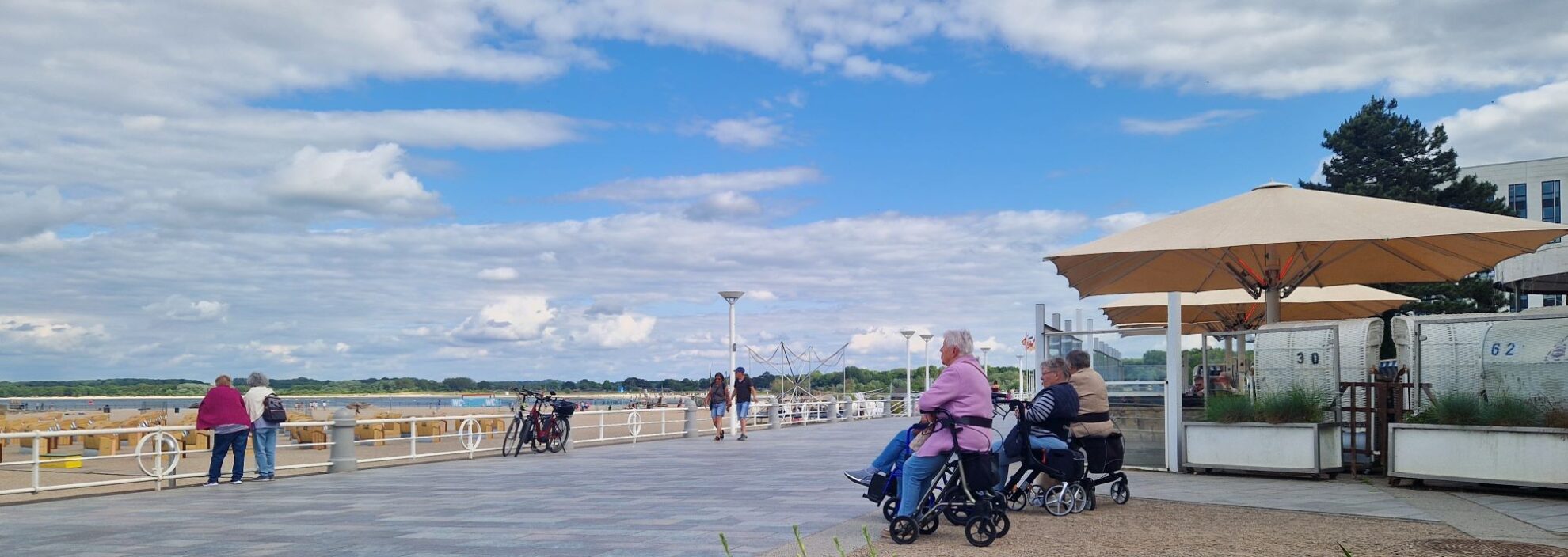 Busreisen mit Rollator nach Travemünde – barrierefrei die Ostsee-Promenade genießen.