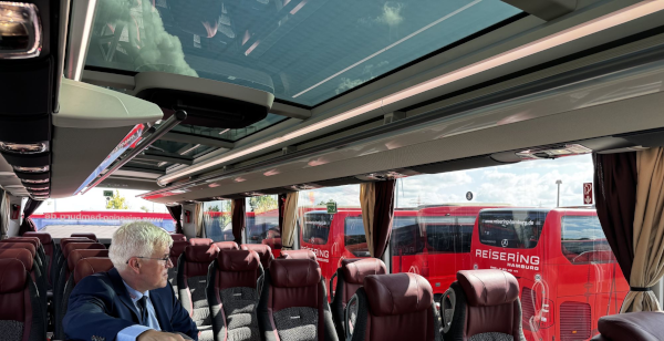 5 Sterne Reisebus Reisering Hamburg mit Glasdach und komfortabler Sitzanordnung