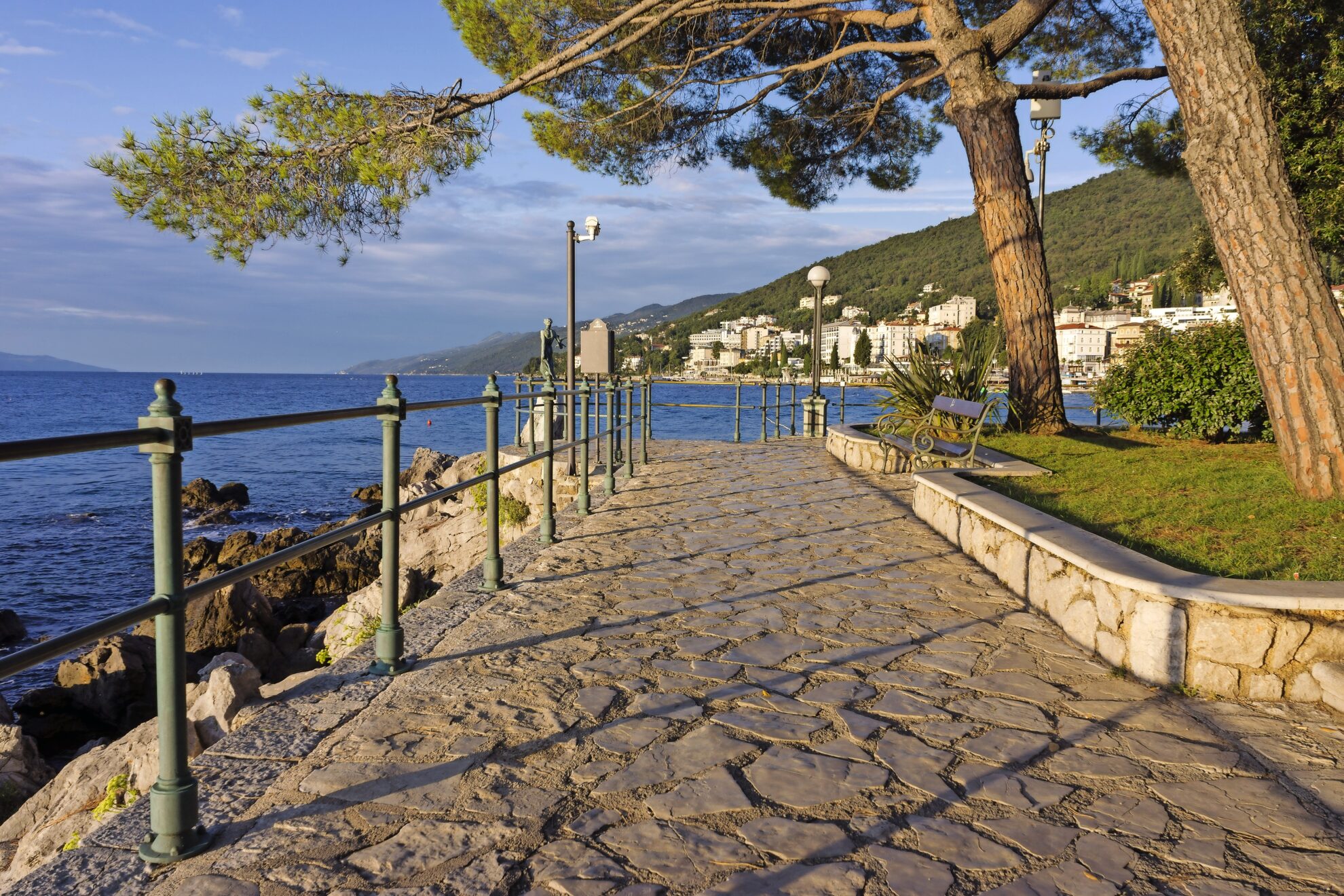 Promenade von Opatija in Kroatien mit Blick auf die Adria und mediterranem Flair