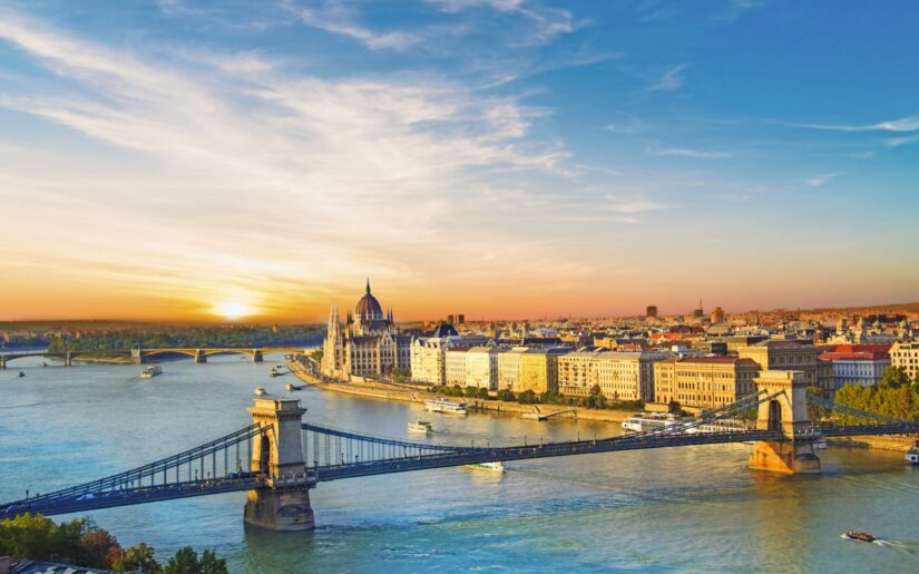 Budapest mit Kettenbrücke und Parlamentsgebäude bei Sonnenuntergang – unvergessliches Reiseziel an der Donau, ideal für Kultur- und Städtereisen.