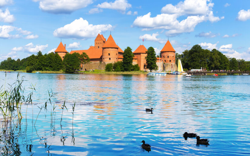 Wasserburg Trakai in Litauen – historische Festung im See Galvė.