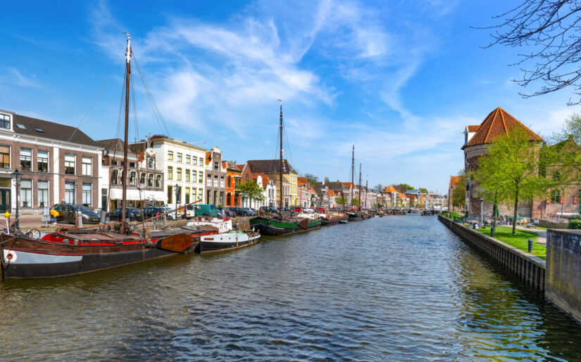 Historischer Hafen von Kampen in den Niederlanden mit traditionellen Segelschiffen.