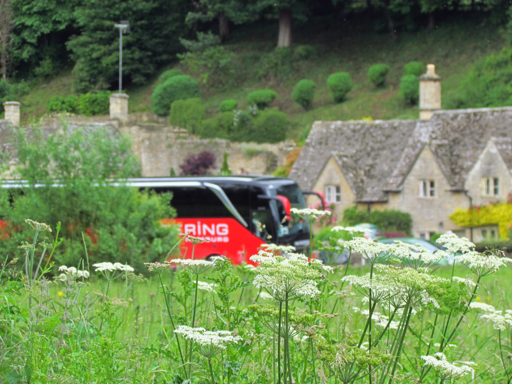 Reisering Hamburg Reisebus in den malerischen Cotswolds in Südengland.