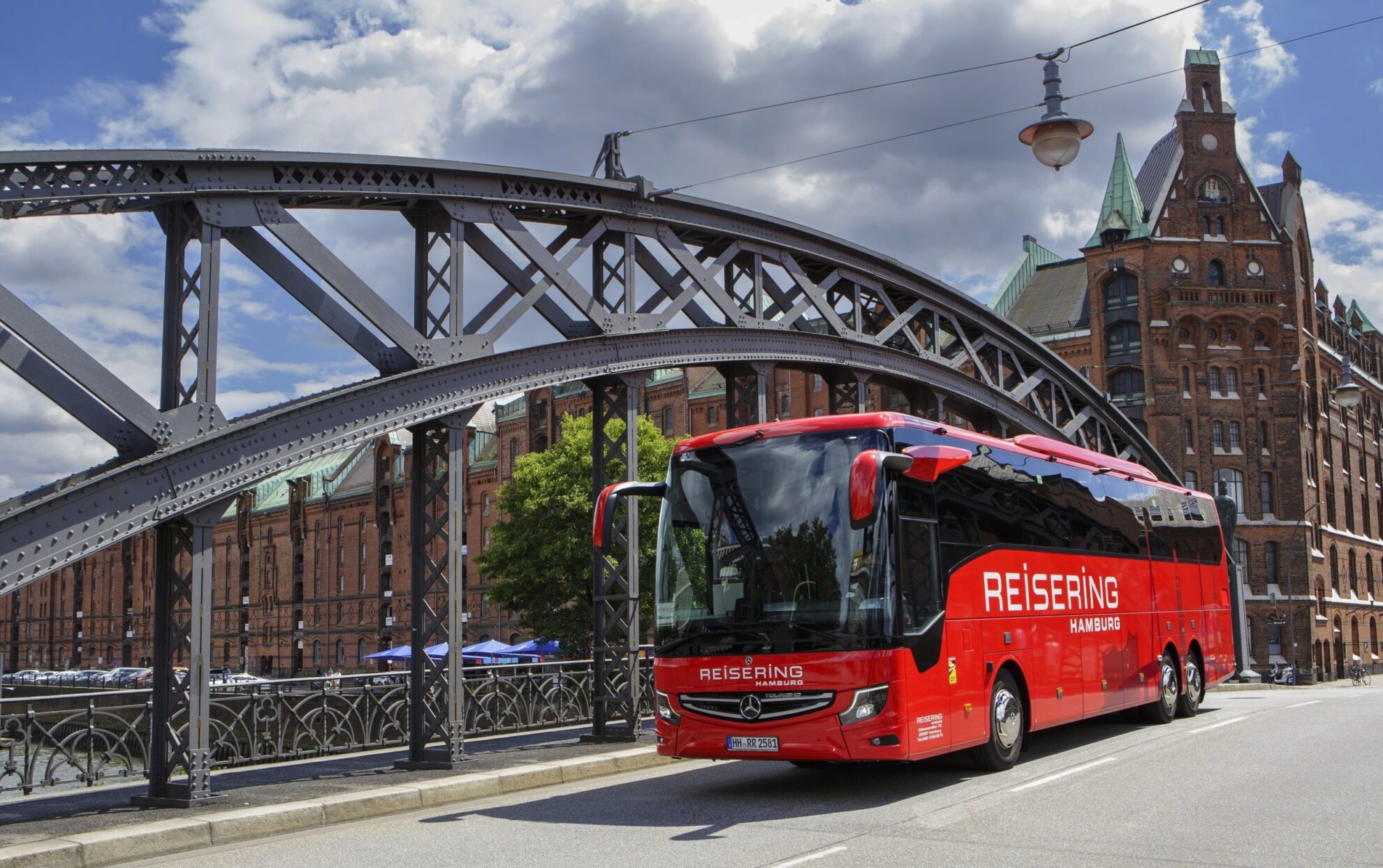 Reisering Hamburg Reisebus in der Speicherstadt – komfortabel unterwegs zu Hamburgs Sehenswürdigkeiten und Gruppenreisen.