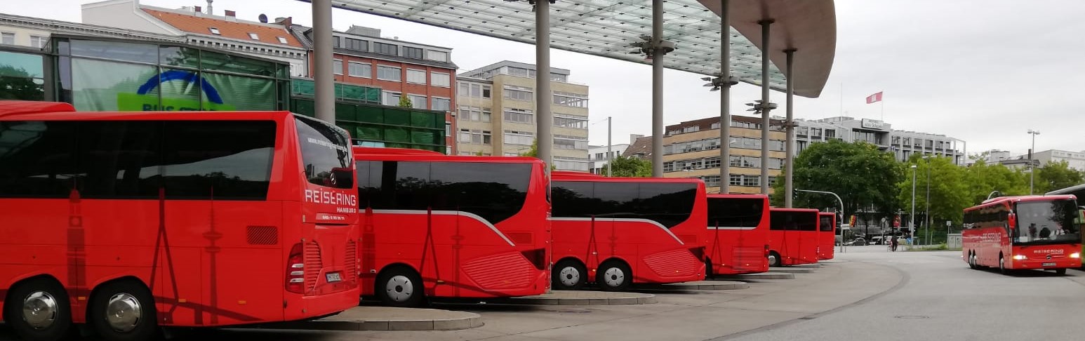 Mehrere Reisebusse des Reisering Hamburg am ZOB Hamburg – Startpunkt für komfortable Busreisen durch Deutschland und Europa mit moderner Ausstattung und persönlichem Service.