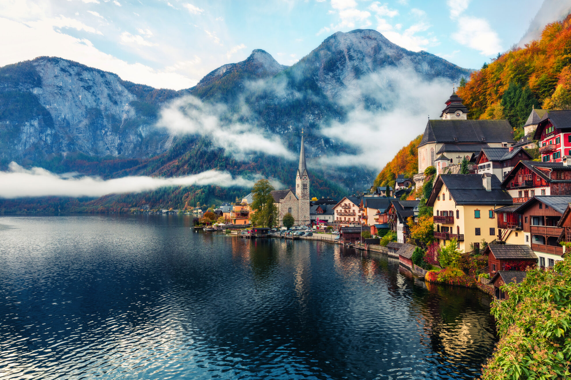 Malerisches Hallstatt am Hallstätter See - ein Highlight jeder Busreise ins Salzkammergut mit Bergen, Seeidylle und Kulturerbe.