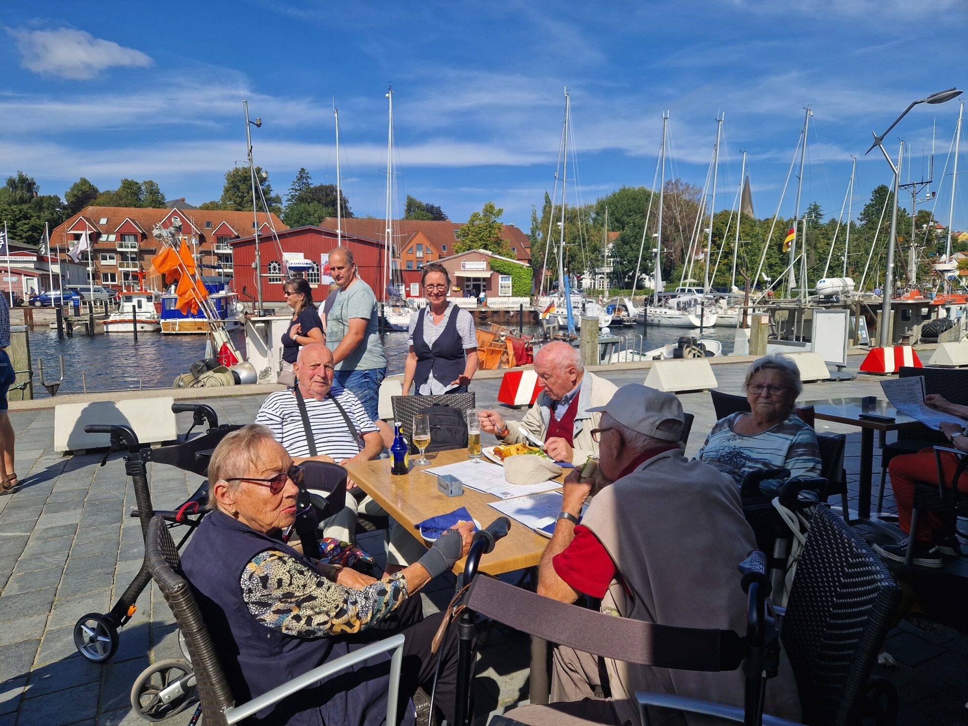 Gesellige Busfahrten mit Rollator – barrierefrei reisen und gemeinsam die Hafenatmosphäre genießen.