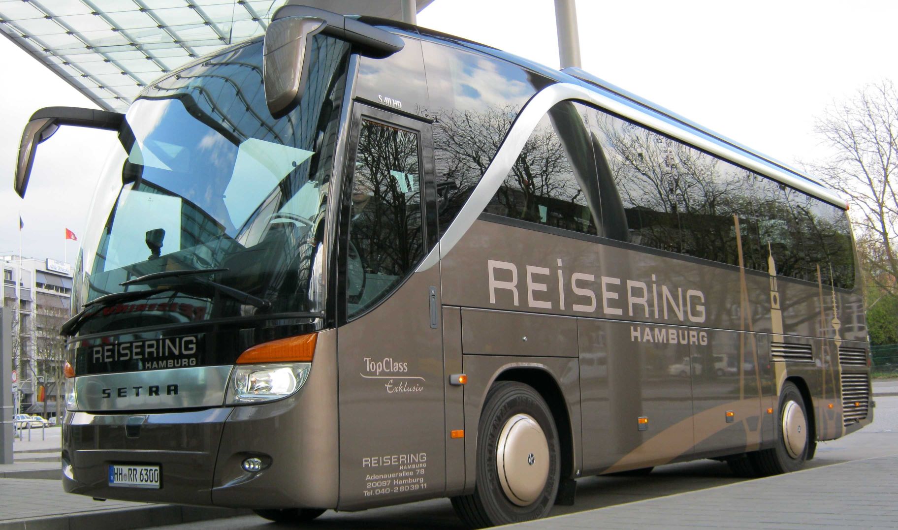 Moderner Reisering Hamburg Reisebus der TopClass-Serie von Setra am ZOB Hamburg. Der elegante 5-Sterne-Bus steht für höchsten Komfort, stilvolles Design und erstklassige Ausstattung – ideal für Busreisen ab Hamburg mit dem Reisering Hamburg.