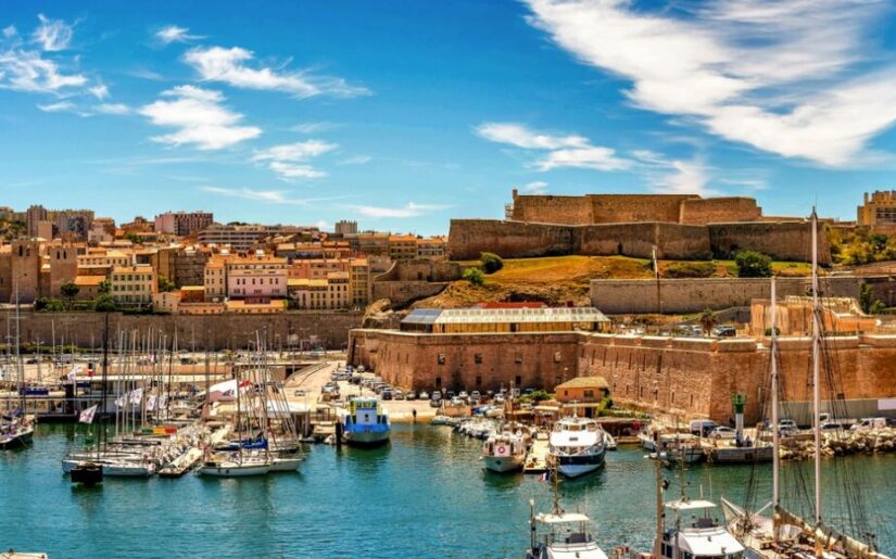 Panoramablick auf den Alten Hafen von Marseille mit Fort Saint-Jean und Yachthafen.