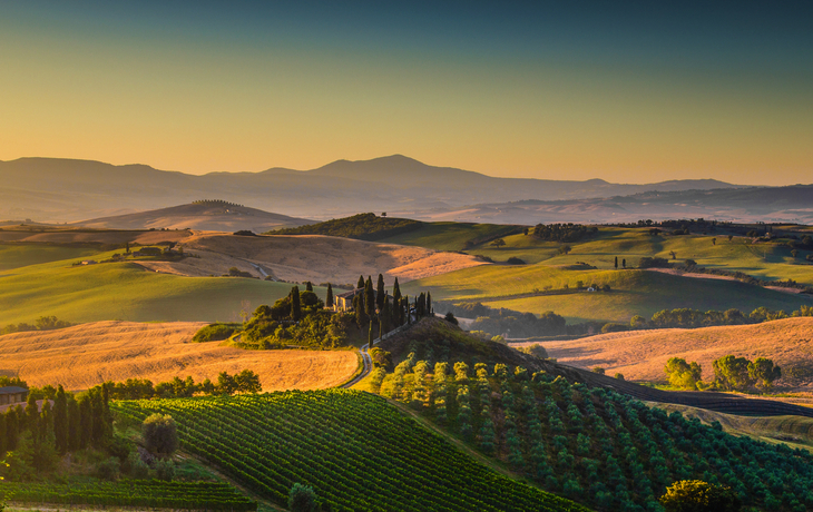 Hügelige Landschaft in der Toskana bei Sonnenuntergang