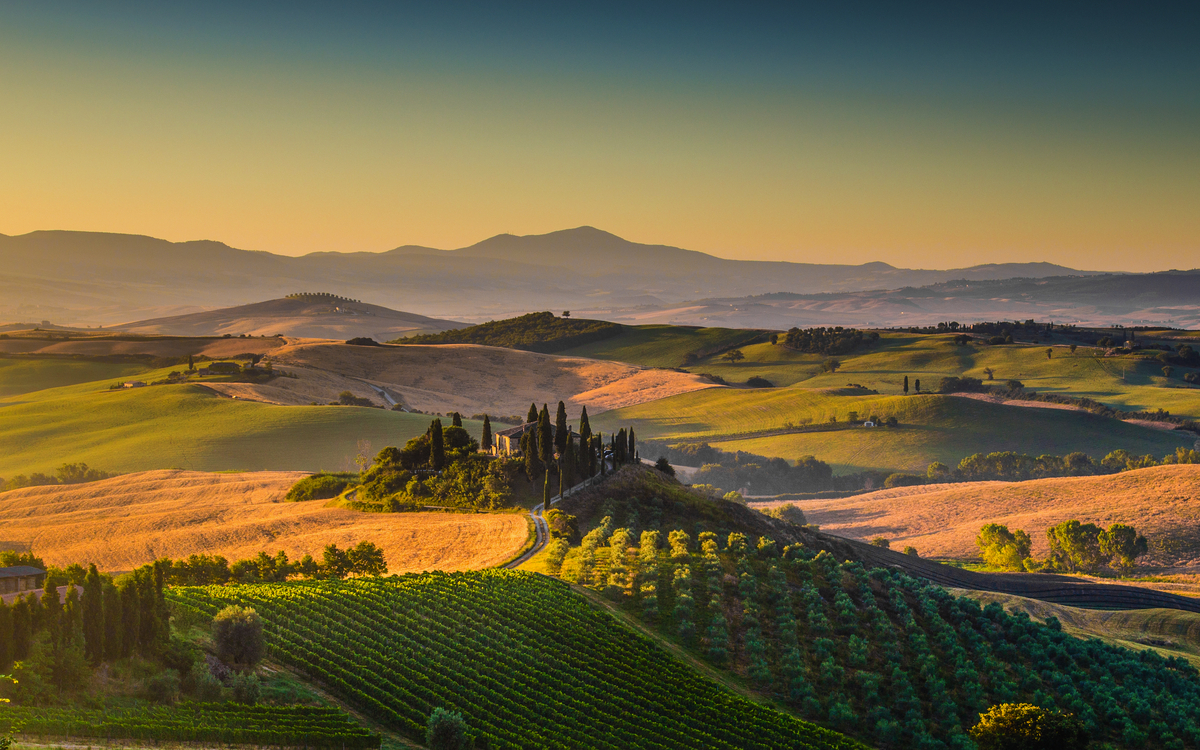 Hügelige Landschaft in der Toskana bei Sonnenuntergang