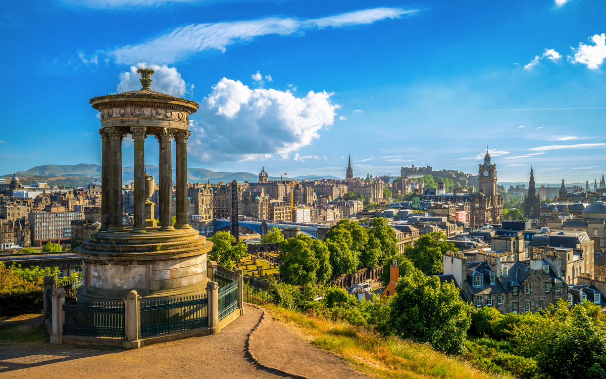 Blick auf Edinburgh von Calton Hill mit Dugald Stewart Denkmal im Vordergrund.