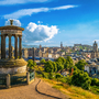 Blick auf Edinburgh von Calton Hill mit Dugald Stewart Denkmal im Vordergrund.