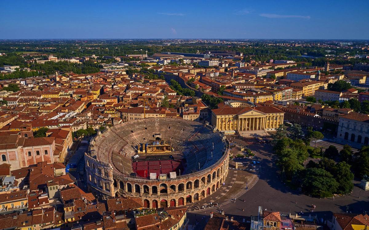 Luftaufnahme der Arena von Verona inmitten der Stadt.