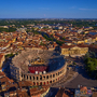 Luftaufnahme der Arena von Verona inmitten der Stadt.