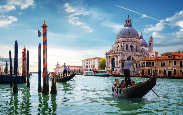 Canal Grande mit Gondeln und der Basilika Santa Maria della Salute in Venedig.