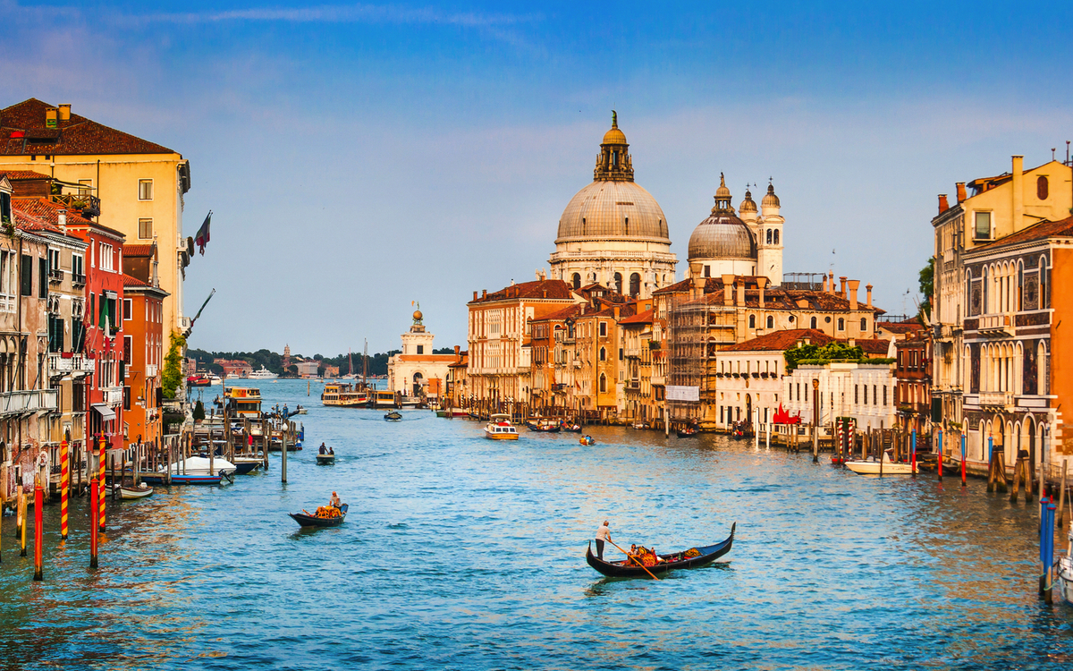 Venedigs Kanal mit Gondeln und historischen Gebäuden im Hintergrund.