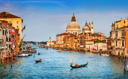 Venedigs Kanal mit Gondeln und historischen Gebäuden im Hintergrund.